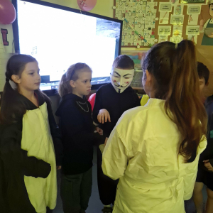 Grupka uczniów przebrana w stroje. Bawi się na klasowych andrzejkach. Kliknięcie na zdjęcie spowoduje jego powiększenie do rozmiaru oryginalnego.