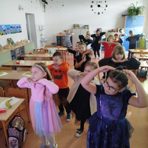 Taniec uczniów klasy 1 b. Dzieci mają uniesione ręce nad głowami. Kliknięcie na zdjęcie spowoduje jego powiększenie do rozmiaru oryginalnego.