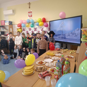 Uczniowie klasy 3 b na szkolnych andrzejkach w tle balony. Kliknięcie na zdjęcie spowoduje jego powiększenie do rozmiaru oryginalnego.