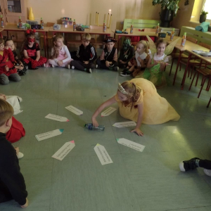 Uczniowie kl. 1 a kręcą butelką - losują wróżby. Kliknięcie na zdjęcie spowoduje jego powiększenie do rozmiaru oryginalnego.