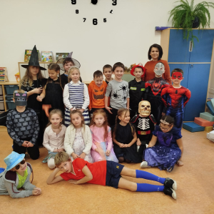 Pani Ewa Toboła z uczniami kl. 1 b. Dzieci przebrane w różne stroje z bajek z okazji andrzejek. Kliknięcie na zdjęcie spowoduje jego powiększenie do rozmiaru oryginalnego.