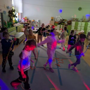 Przedszkolaki tańczą w trakcie zabawy andrzejkowej. Kliknięcie na zdjęcie spowoduje jego powiększenie do rozmiaru oryginalnego.