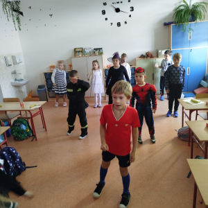 Pierwszoklasiści  z 1 b w trakcie tańca na szkolnych andrzejkach. Kliknięcie na zdjęcie spowoduje jego powiększenie do rozmiaru oryginalnego.
