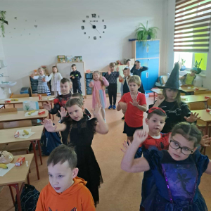 Klasa 1 b tańczy z okazji andrzejek. Dzieci machają rękami. Kliknięcie na zdjęcie spowoduje jego powiększenie do rozmiaru oryginalnego.