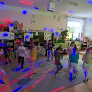 Zabawa dzieci przedszkolnych w świetle laserowych iluminacji. Kliknięcie na zdjęcie spowoduje jego powiększenie do rozmiaru oryginalnego.