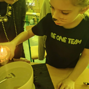 Wróżby z woskiem w klasie 3 a. Kliknięcie na zdjęcie spowoduje jego powiększenie do rozmiaru oryginalnego.