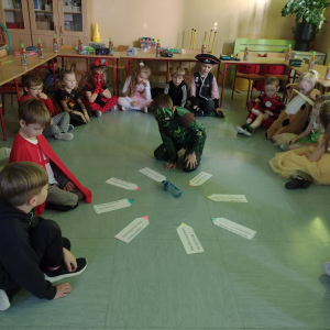 Zabawy andrzejkowe w kl. 1 a. Kliknięcie na zdjęcie spowoduje jego powiększenie do rozmiaru oryginalnego.