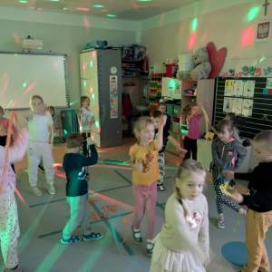 Taniec przedszkolaków na zabawie andrzejkowej. Kliknięcie na zdjęcie spowoduje jego powiększenie do rozmiaru oryginalnego.