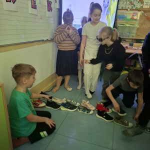 Zabawy z butami w klasie 3 a. Kliknięcie na zdjęcie spowoduje jego powiększenie do rozmiaru oryginalnego.