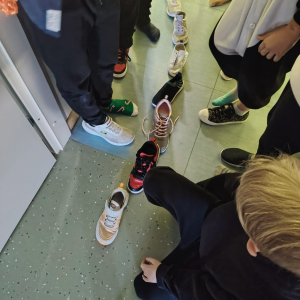 Zabawy z butami na andrzejkach w kl. 3 a. Kliknięcie na zdjęcie spowoduje jego powiększenie do rozmiaru oryginalnego.