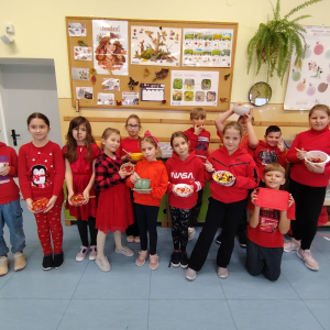 Uczniowie klasy 3 a ubrani na czerwono prezentują przygotowane przez siebie potrawy. Kliknięcie na zdjęcie spowoduje jego powiększenie do rozmiaru oryginalnego.