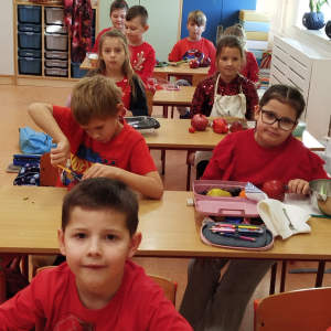 Klasa 1 b w trakcie przygotowywania owocowej sałatki. Kliknięcie na zdjęcie spowoduje jego powiększenie do rozmiaru oryginalnego.