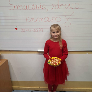 Uczennica klasy 3 b prezentuje przygotowaną przez siebie czerwoną sałatkę. Kliknięcie na zdjęcie spowoduje jego powiększenie do rozmiaru oryginalnego.