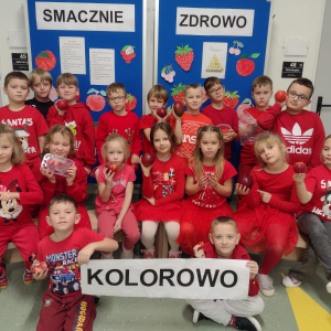 Uczniowie klasy 1 a z czerwonymi owocami i ubrani na czerwono z okazji dnia czerwonego. Kliknięcie na zdjęcie spowoduje jego powiększenie do rozmiaru oryginalnego.