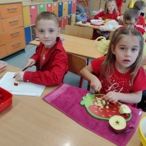 Klasa 1 a w takcie przygotowywanie sałatki owocowej. Kliknięcie na zdjęcie spowoduje jego powiększenie do rozmiaru oryginalnego.