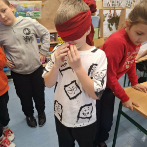 Zgadywanie jaki to owoc z okazji czerwonego dnia. Kliknięcie na zdjęcie spowoduje jego powiększenie do rozmiaru oryginalnego.