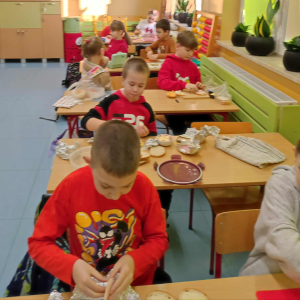 Klasa 2 b w tracie przygotowywania kanapek z okazji dnia czerwonego. Kliknięcie na zdjęcie spowoduje jego powiększenie do rozmiaru oryginalnego.