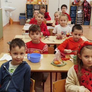 Uczniowie klasy 1 b w trakcie przygotowywania potraw z okazji dnia czerwonego. Kliknięcie na zdjęcie spowoduje jego powiększenie do rozmiaru oryginalnego.