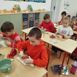 Przygotowywanie kanapek w klasie 1 b z okazji dnia czerwonego. Kliknięcie na zdjęcie spowoduje jego powiększenie do rozmiaru oryginalnego.