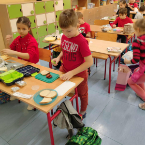 Kanapki wykonane przez uczniów z okazji dnia czerwonego przez uczniów klasy 2 b. Kliknięcie na zdjęcie spowoduje jego powiększenie do rozmiaru oryginalnego.