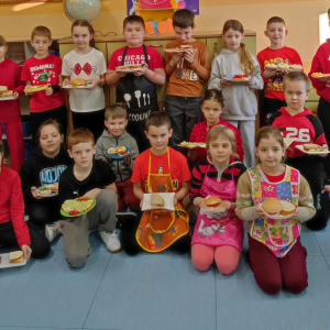 Klasa 2 b z przygotowanymi przez siebie kanapkami z okazji dnia na czerwono. Kliknięcie na zdjęcie spowoduje jego powiększenie do rozmiaru oryginalnego.