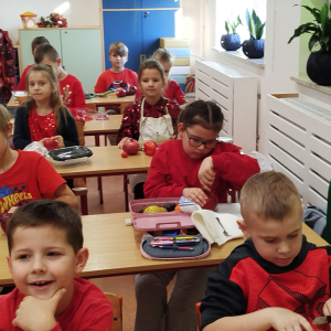 Pierwszoklasiści przygotowują potrawy z czerwonych warzyw i owoców. Kliknięcie na zdjęcie spowoduje jego powiększenie do rozmiaru oryginalnego.