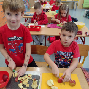 Chłopcy z klasy 1 a wykonują sałatkę owocową z czerwonych owoców. Kliknięcie na zdjęcie spowoduje jego powiększenie do rozmiaru oryginalnego.