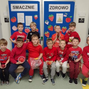 Chłopcy z klasy 1 a ubrani na czerwono z okazji dnia na czerwono. Kliknięcie na zdjęcie spowoduje jego powiększenie do rozmiaru oryginalnego.