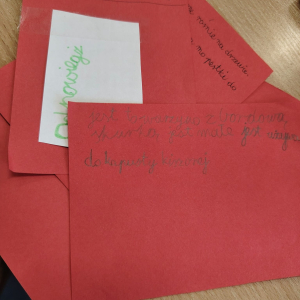 Kartki przygotowane przez uczniów klasy 3 a z okazji dnia czerwonego. Kliknięcie na zdjęcie spowoduje jego powiększenie do rozmiaru oryginalnego.