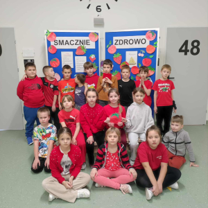 Uczniowie klasy 2 b ubrani na czerwono z okazji dnia czernownego. Kliknięcie na zdjęcie spowoduje jego powiększenie do rozmiaru oryginalnego.