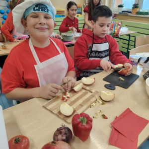 Klasa 3 a przygotowuje sałatkę owocową z jabłek. Kliknięcie na zdjęcie spowoduje jego powiększenie do rozmiaru oryginalnego.