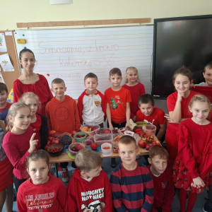Klasa 3 b wraz z wychowawczynią prezentuje przygotowane dania z czerwonych owoców. Kliknięcie na zdjęcie spowoduje jego powiększenie do rozmiaru oryginalnego.