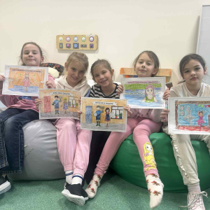 Dziewczynki z kl. 2 z rysunkami zrobionymi na zajęciach z projektu. Kliknięcie na zdjęcie spowoduje jego powiększenie do rozmiaru oryginalnego.