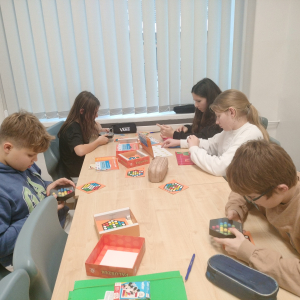 Uczniowie korzystają z gier zakupionych w ramach projektu. Kliknięcie na zdjęcie spowoduje jego powiększenie do rozmiaru oryginalnego.