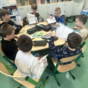 Grupka chłopców w trakcie zajęć projektowych. Kliknięcie na zdjęcie spowoduje jego powiększenie do rozmiaru oryginalnego.