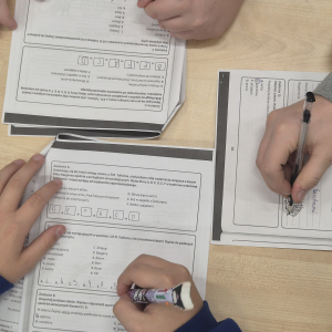 Uczniowie w czasie rozwiązywania kart pracy na zajęciach konkursowych. Kliknięcie na zdjęcie spowoduje jego powiększenie do rozmiaru oryginalnego.