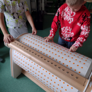 Jedno z dzieci programuje utwór na Musiconie. Kliknięcie na zdjęcie spowoduje jego powiększenie do rozmiaru oryginalnego.