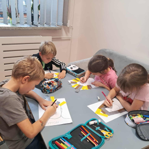 Uczniowie wykonują pracę plastyczną na zajęciach. Kliknięcie na zdjęcie spowoduje jego powiększenie do rozmiaru oryginalnego.