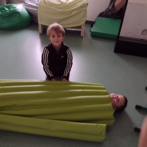 Jeden z uczniów zawinięty  w perforowany materac. Kliknięcie na zdjęcie spowoduje jego powiększenie do rozmiaru oryginalnego.