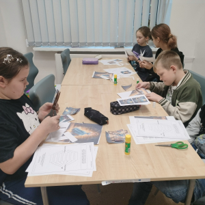 Dzieci wykonują prace manualne na zajęciach projektowych. Kliknięcie na zdjęcie spowoduje jego powiększenie do rozmiaru oryginalnego.