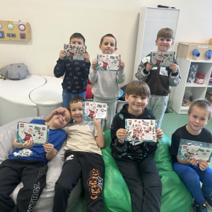 Uczniowie z kl. 1-3 prezentują prace wykonane na zajęciach w ramach projektu. Kliknięcie na zdjęcie spowoduje jego powiększenie do rozmiaru oryginalnego.