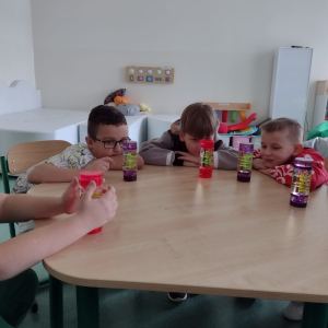 Dzieci obserwują klepsydry podczas zajęć projektowych. Kliknięcie na zdjęcie spowoduje jego powiększenie do rozmiaru oryginalnego.