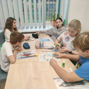 Uczestnicy projektu wykonują ćwiczenia związane z opowieściami z Narnii. Kliknięcie na zdjęcie spowoduje jego powiększenie do rozmiaru oryginalnego.