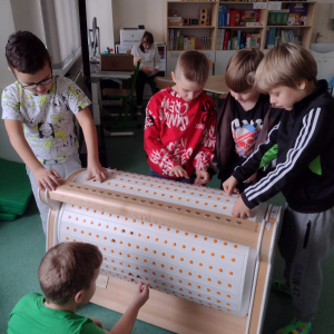 Chłopcy z klas 1-3 grają na Musiconie. Kliknięcie na zdjęcie spowoduje jego powiększenie do rozmiaru oryginalnego.