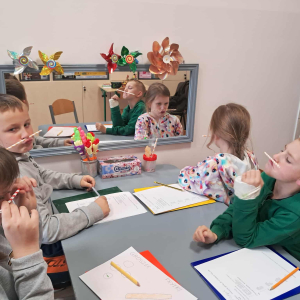 Uczniowie ze słomkami na nosach. Kliknięcie na zdjęcie spowoduje jego powiększenie do rozmiaru oryginalnego.
