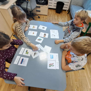 Dzieci dobierają odpowiednie obrazki do podpisów. Kliknięcie na zdjęcie spowoduje jego powiększenie do rozmiaru oryginalnego.