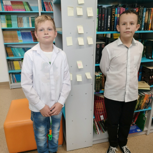 Uczniowie z karteczkami zawierającymi wypisane wyrazy z trudnościami ortograficznymi. Kliknięcie na zdjęcie spowoduje jego powiększenie do rozmiaru oryginalnego.