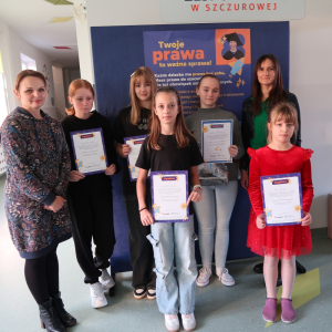 Pani Wicedyrektor Dorota Gurgul, pani Magdalena Małek, laureatka konkursu Roksana Romanowska wraz z pozostałymi osobami biorącymi udział w konkursie. Kliknięcie na zdjęcie spowoduje jego powiększenie do rozmiaru oryginalnego.