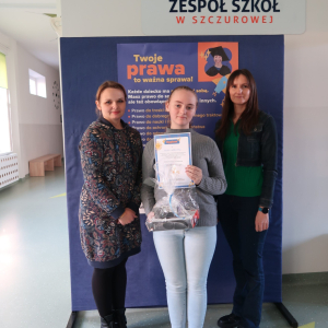 Roksana Romanowska z panią Wicedyrektor Dorotą Gurgul i nauczycielką plastyki panią Magdaleną Małek. Kliknięcie na zdjęcie spowoduje jego powiększenie do rozmiaru oryginalnego.