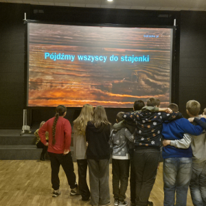 Klasa 7 b śpiewa kolędy w czasie obchodów klasowych mikołajek. Tekst kolęd na ekranie. Kliknięcie na zdjęcie spowoduje jego powiększenie do rozmiaru oryginalnego.